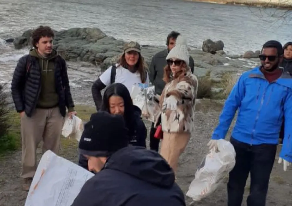 Turistas se sumaron a la campaña de limpieza de playas 