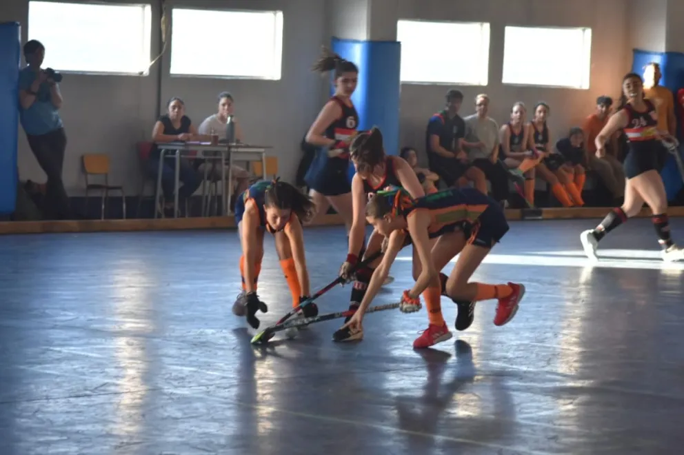 El torneo de hockey juega la octava fecha 