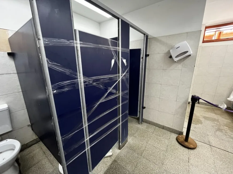 Paso Cardenal Samoré: baños en mal estado, basura en el exterior y puertas atadas con alambre
