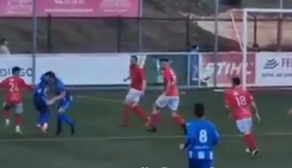 Insólito del fútbol de España: compañeros de equipo chocan y el árbitro cobra penal