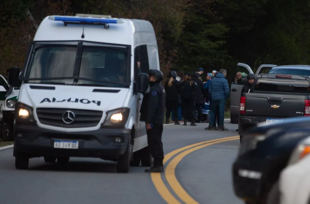 Hasta el momento son siete mujeres y cinco niños los detenidos por el operativo en Villa Mascardi