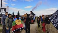 Miembros de comunidad mapuche de Esquel bloquean la salida de La Trochita 