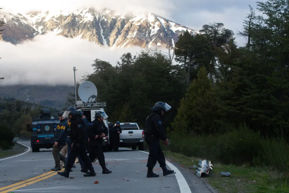 El conflicto de Mascardi continúa dirimiéndose en la Justicia (imagen de archivo del desalojo de 2022; foto: Matías Garay).