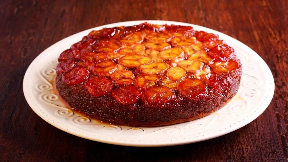 Espectacular: cómo hacer una torta invertida de banana y caramelo, ¡en la licuadora!