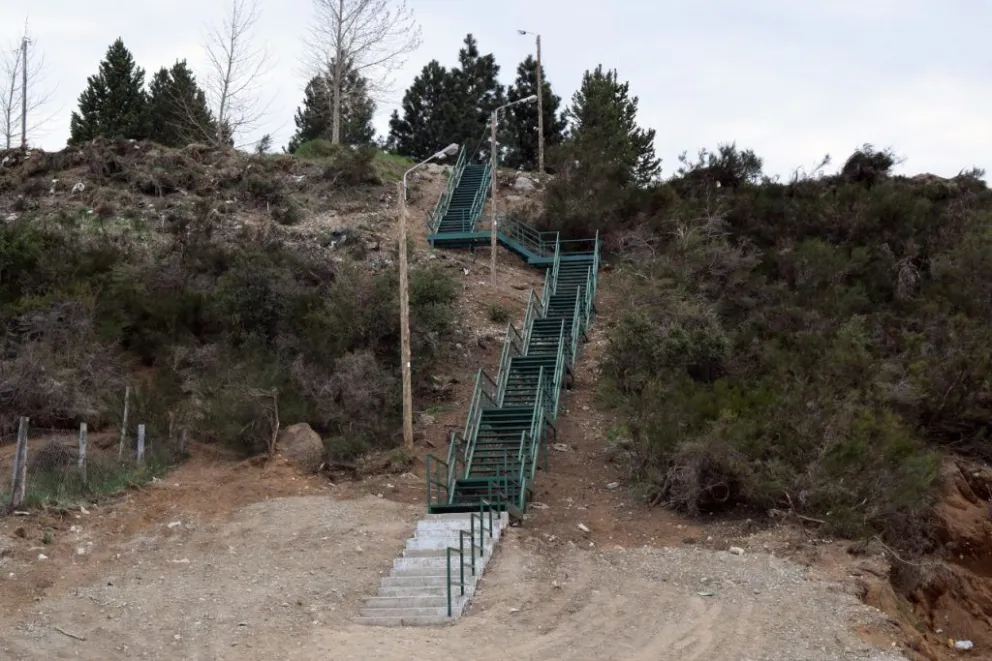 Municipio concluyó la escalera que une El Frutillar y 400 Viviendas