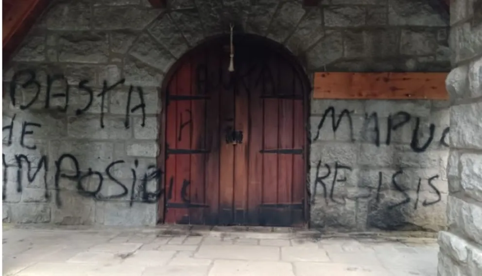 Intentaron quemar una capilla y aparecieron pintadas a favor de la causa mapuche 