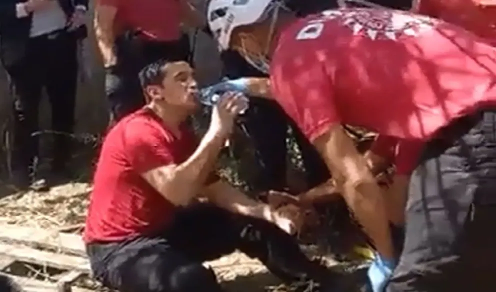 Video: el momento de cansancio de un bombero tras los trabajos de rescate de los cuerpos de las dos hermanas 
