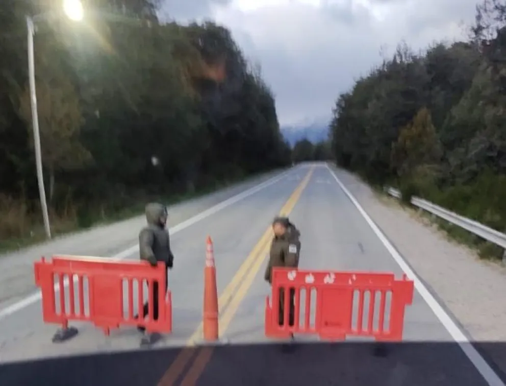 Video: Así escolta Gendarmería a los transportistas que circulan por la zona de Villa Mascardi
