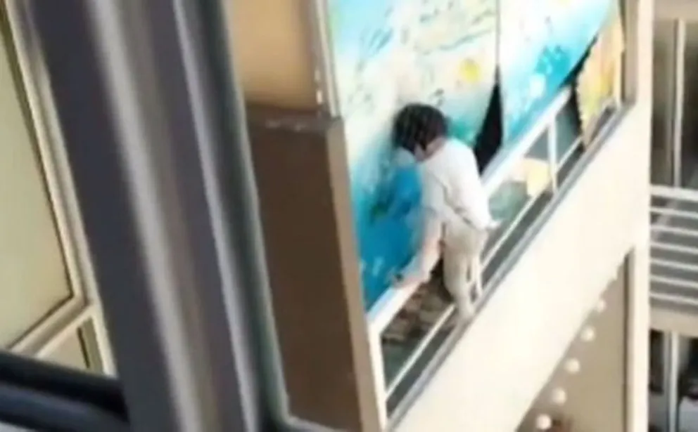 Video: un nene fue visto caminando por el balcón de un piso 21 en una guardería clandestina
