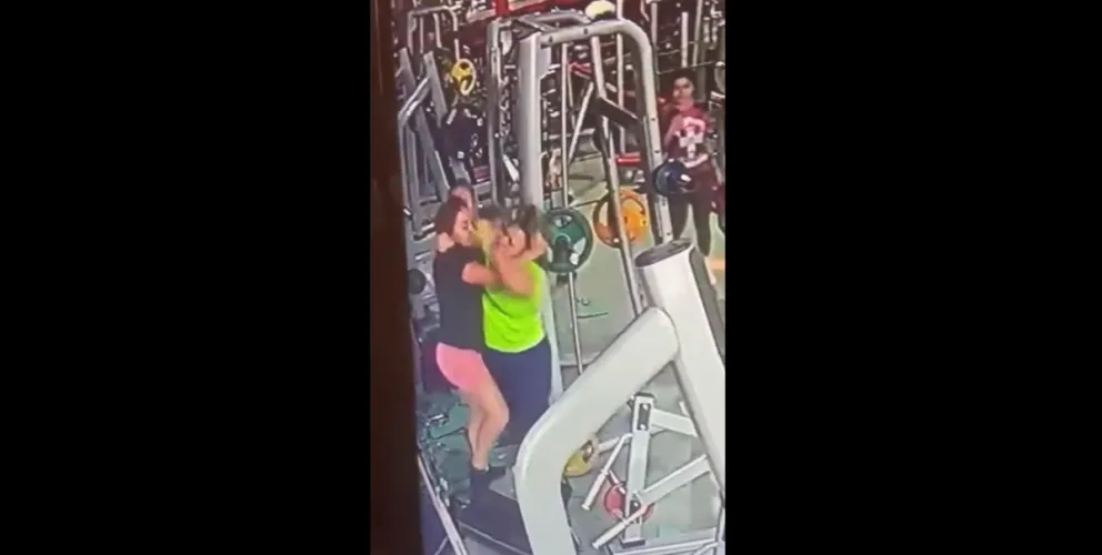 Se agarraron de los pelos por una máquina en el gimnasio y el video se volvió viral