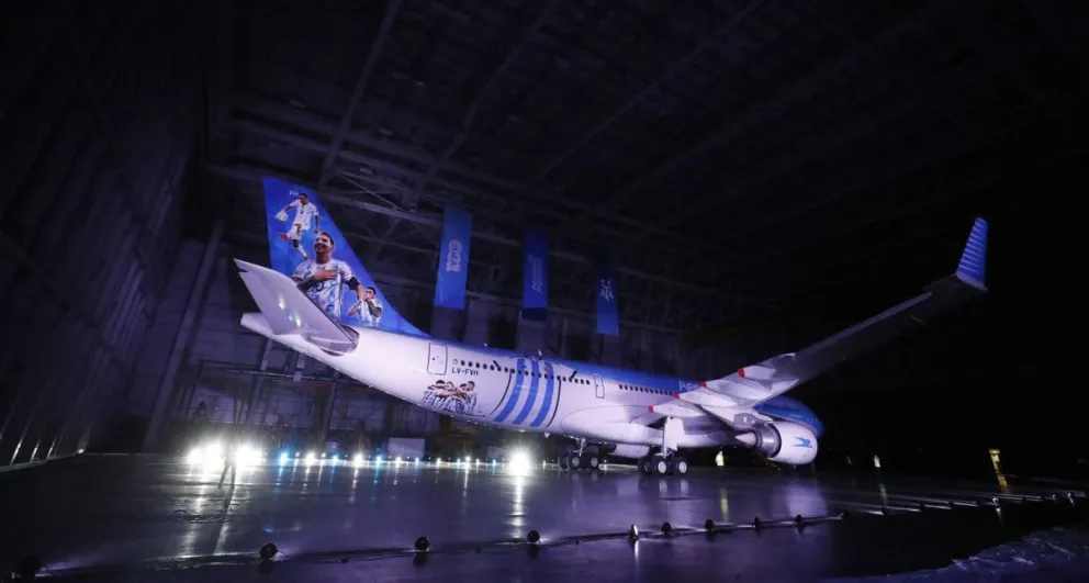 Rumbo a Qatar: presentaron el avión de la selección argentina para ir al Mundial 
