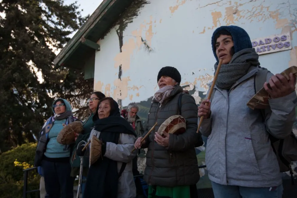 Mujeres mapuche se reunieron en las puertas del Hospital para realizar cantos de fuerza