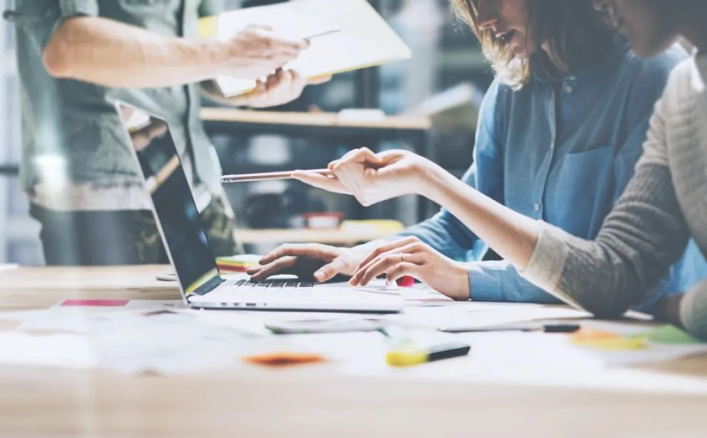 Jóvenes egresados: solamente un 33% consigue un trabajo en blanco 