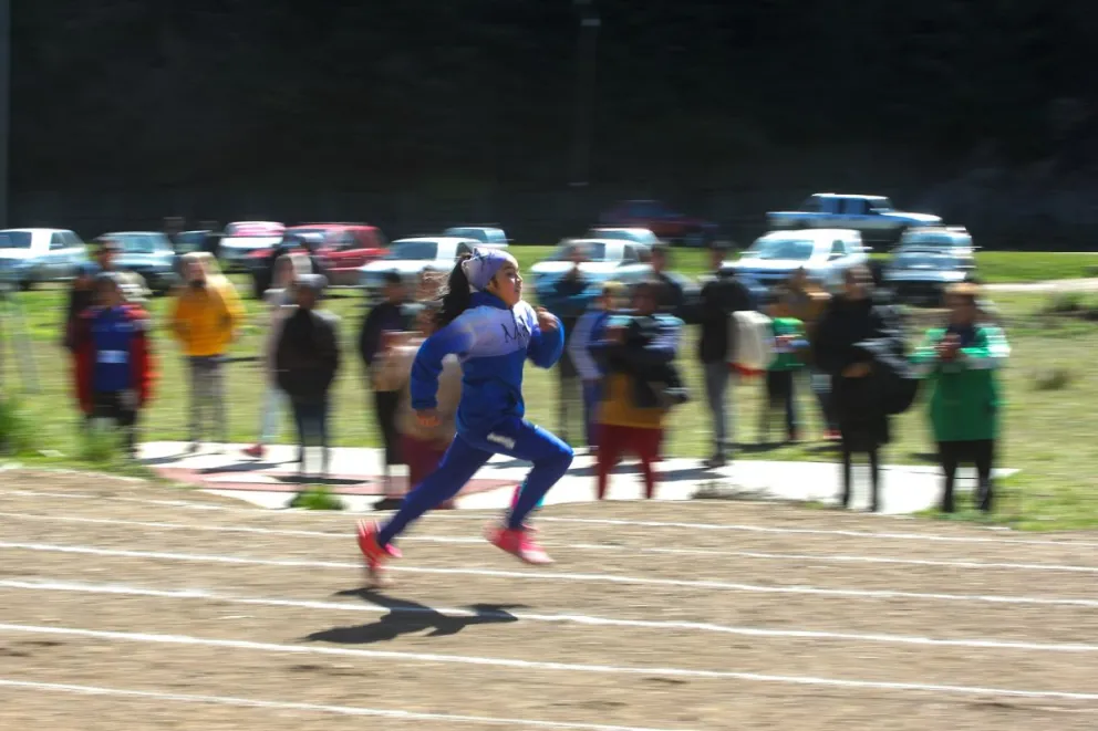 Carreras de Calle volvió a encontrarse en la pista de atletismo