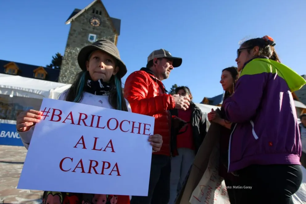 "Bariloche a la carpa": inquilinos buscan hacerse oír en el Centro Cívico