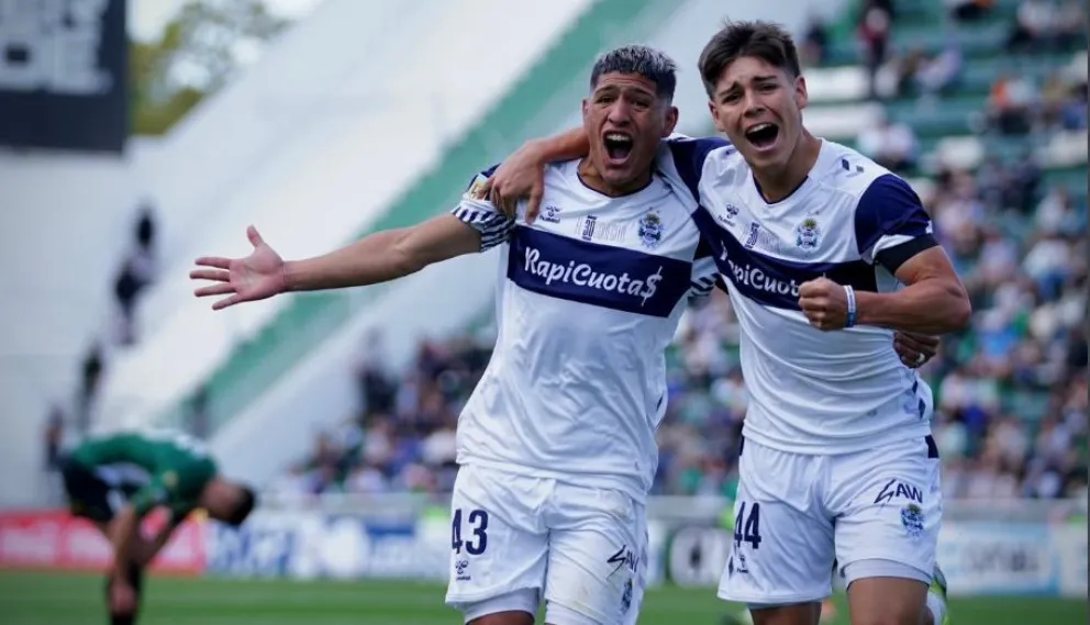Gimnasia derrotó a Banfield y no se baja de la lucha por el campeonato