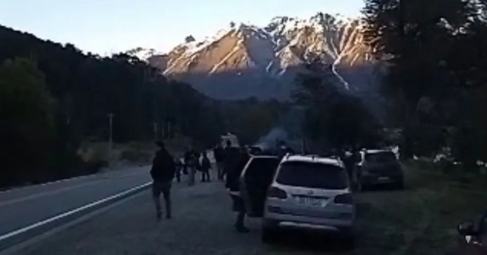 Efectivos federales dispersaron a un grupo de personas frente a la toma desalojada de Mascardi