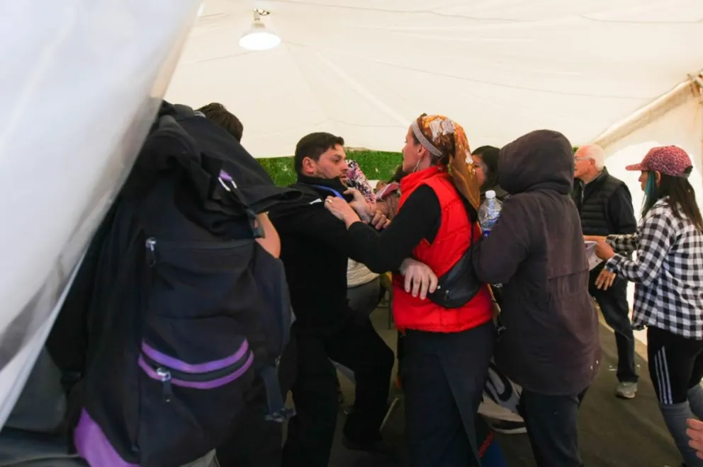 Empujones y golpes cuando mapuches quisieron ingresar a la globa del BALC