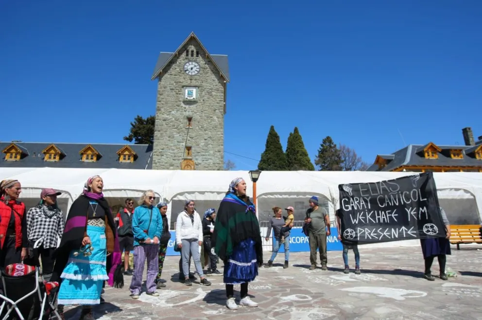 Ceremonia y gases lacrimógenos en Mascardi; momentos tensos en Bariloche a la Carta