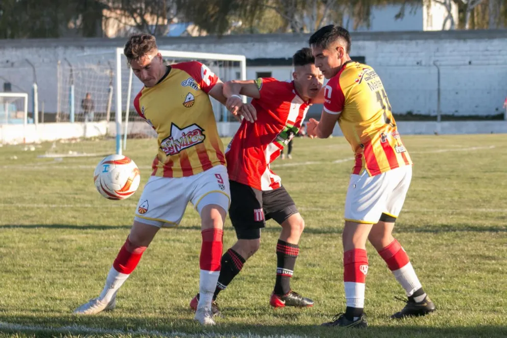 Estudiantes y Cruz del Sur chocan en un partido clave