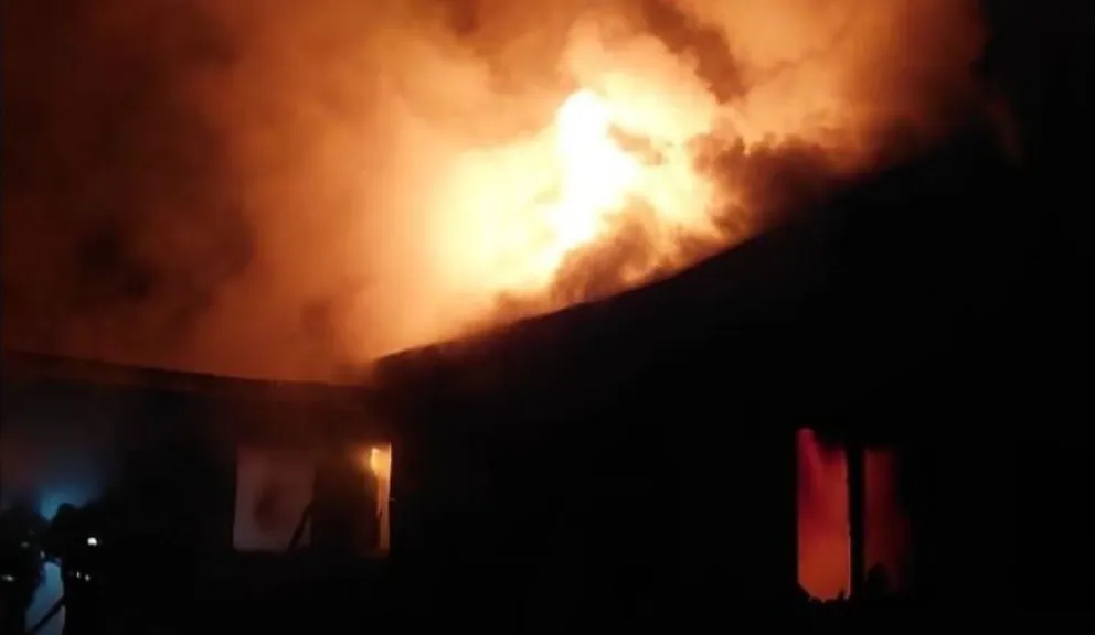 Seis dotaciones y 25 bomberos sofocaron el incendio de una vivienda en Villa La Angostura