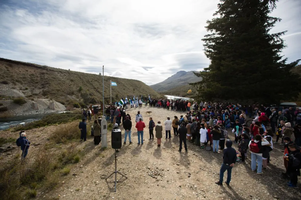Multitudinario Abrazo al río Limay, a 27 años del hecho histórico