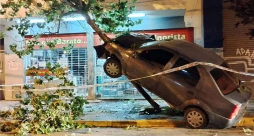 Se le complicó para estacionar pero respetó el cordón amarillo