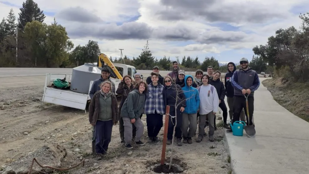 Plantaron 49 árboles sobre la vera de la Ruta Provincial 82