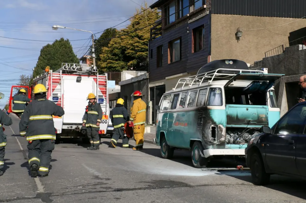 Se prendió fuego una camioneta estacionada: bomberos lograron apagar las llamas