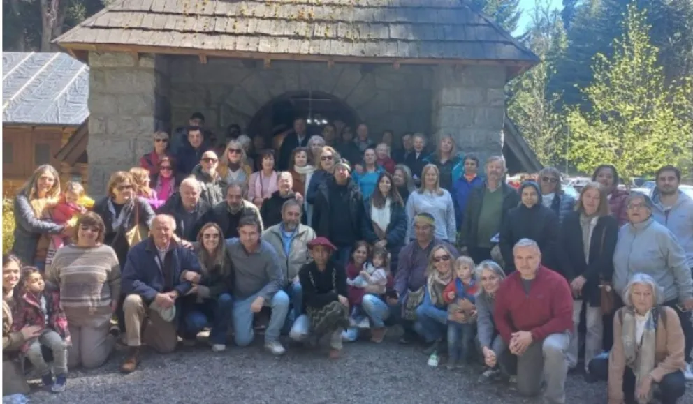 Vecinos mapuches y no mapuches realizaron un abrazo a la capilla vandalizada 
