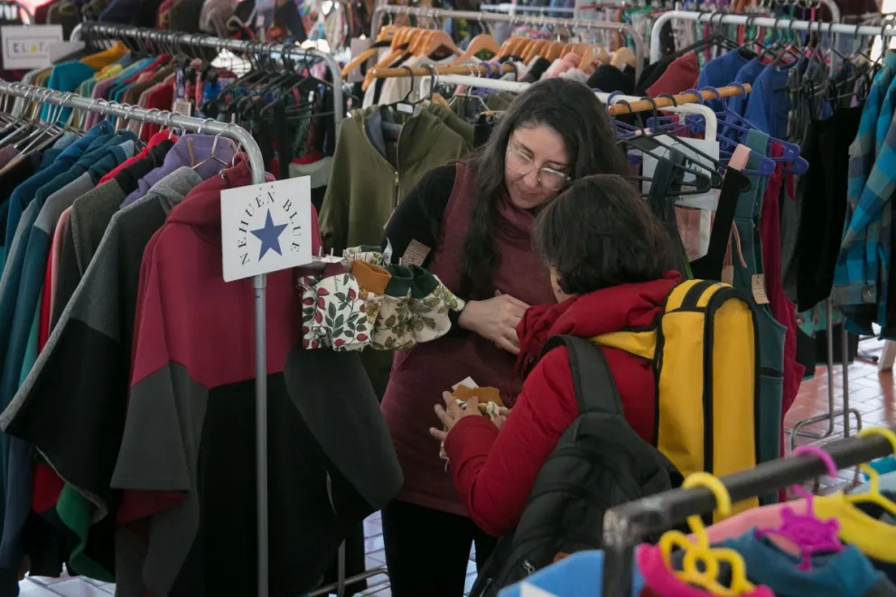 Robaron la Tienda Móvil de Uniendo Tramas, un duro golpe para las trabajadoras textiles barilochenses