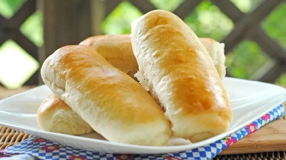 Esponjosos y sin molde: pan para panchos hechos en casa