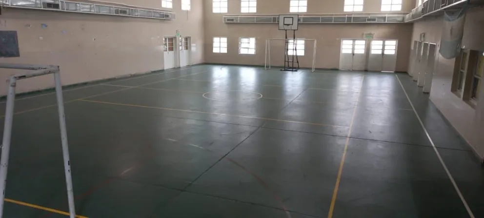 Alumnos de la ESRN 36 hicieron una colecta y pintaron el SUM de la escuela