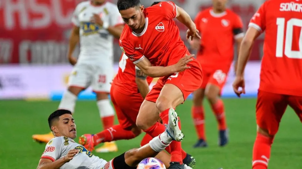 El Rojo no logra levantar cabeza: empate en Avellaneda ante Barracas con otra polémica