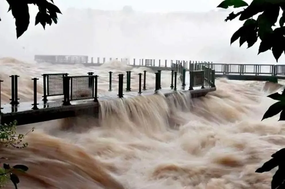 Impresionante video: crecida en los ríos obligaron a cerrar el área de las Cataratas