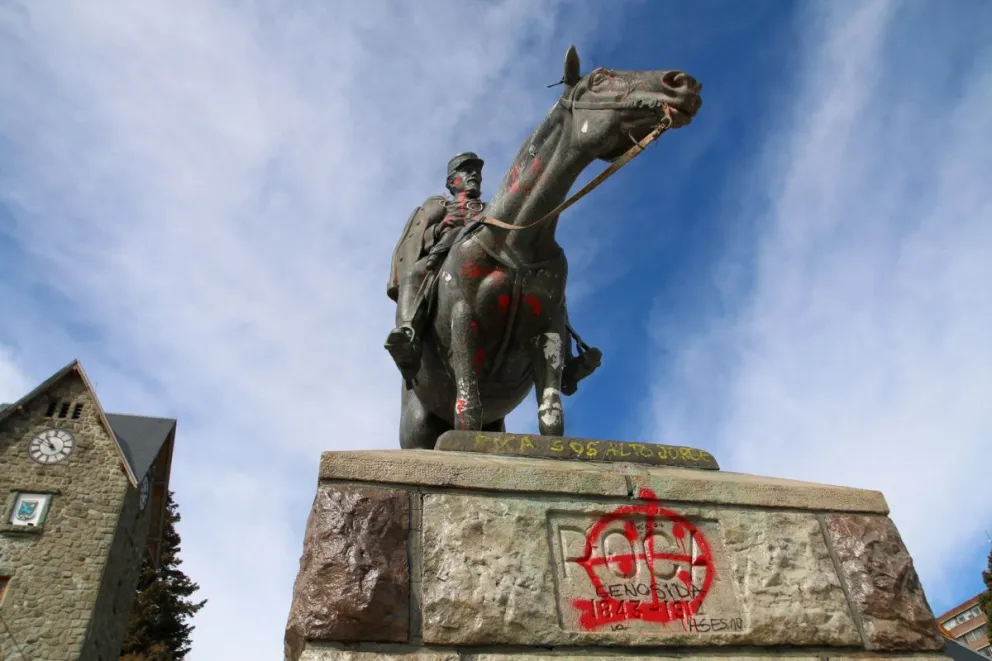 Así quedó el Monumento de Roca tras la marcha mapuche