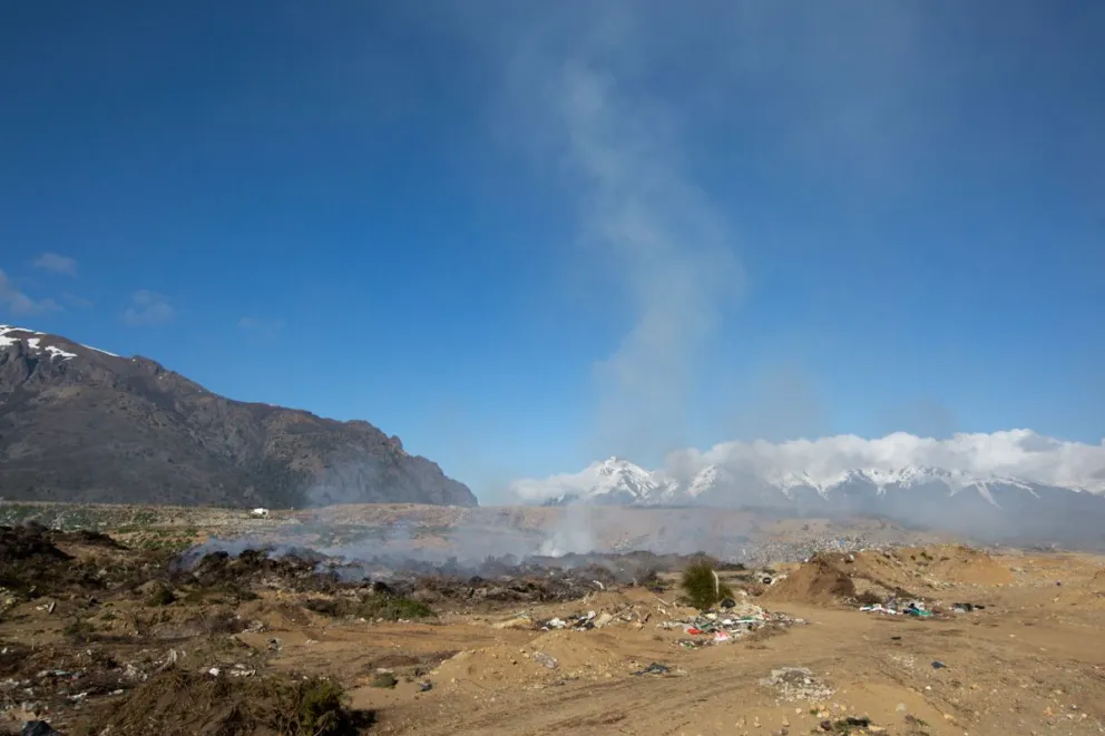 A una semana del incendio en el Vertedero, los vecinos reclaman una solución definitiva