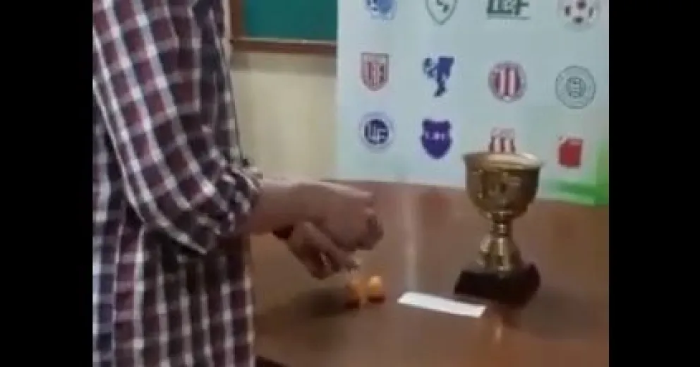 ¿Y los huevos?: el insólito sorteo de la Federación santafesina de fútbol que no perdonaron las redes