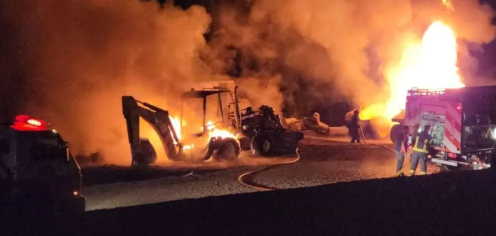 Se investiga el ataque incendiario a tres máquinas viales por parte de encapuchados 