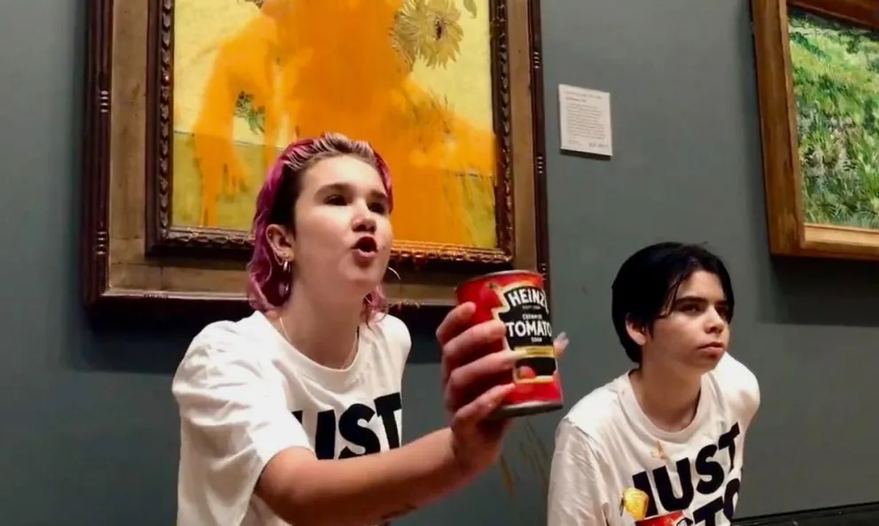 Ecologistas lanzaron sopa de tomate sobre la icónica pintura “Los Girasoles” de Van Gogh