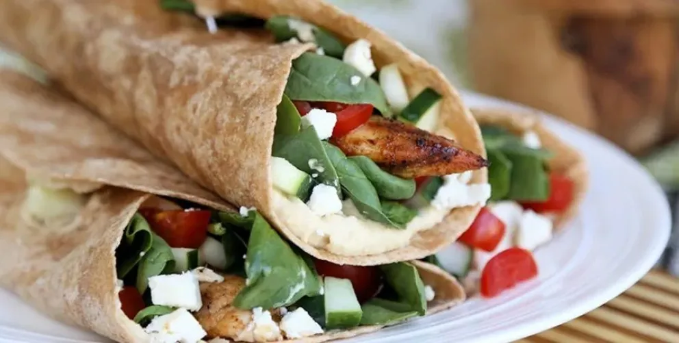 Sabor fresco y con un toque mediterráneo: wraps griegos de pollo