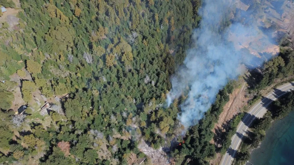 Susto en lago Gutiérrez por quema descontrolada: más de cuatro horas para controlar un incendio