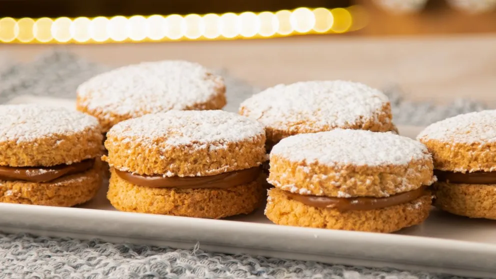 Cómo hacer unos deliciosos alfajores de coco y dulce de leche para regalarle a mamá en su día 