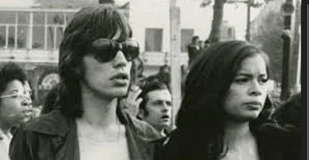 La exesposa del cantante de los Rolling Stones apoyó a la comunidad Lafken Winkul Mapu