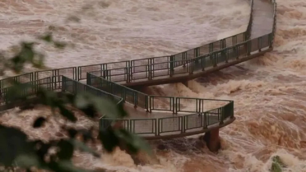 Cataratas del Iguazú: la impresionante crecida arrastró parte de la pasarela de la Garganta del Diablo