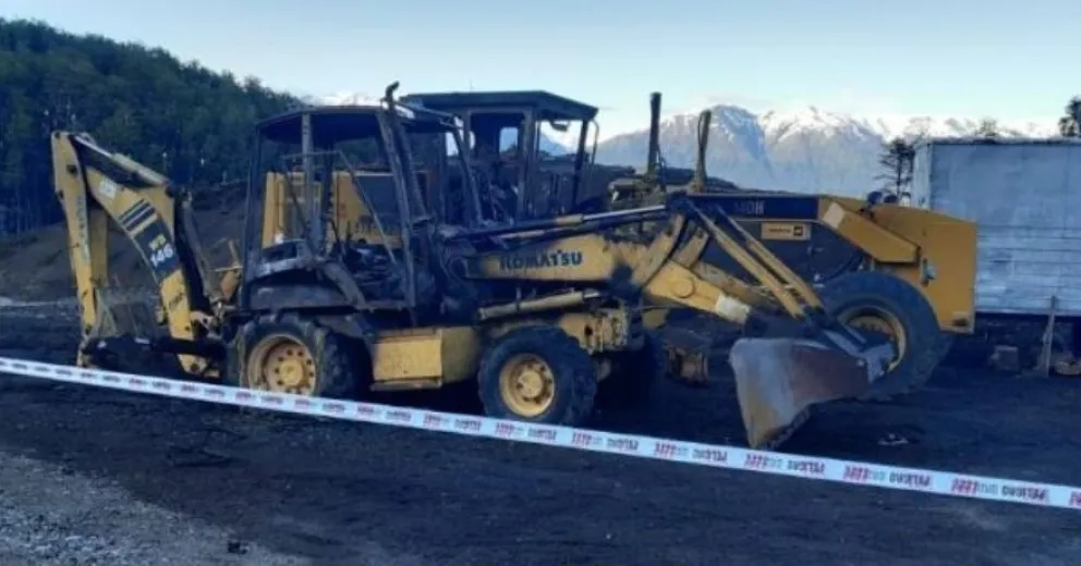 Comunidades mapuches de Neuquén repudian el ataque incendiario a maquinaria vial 