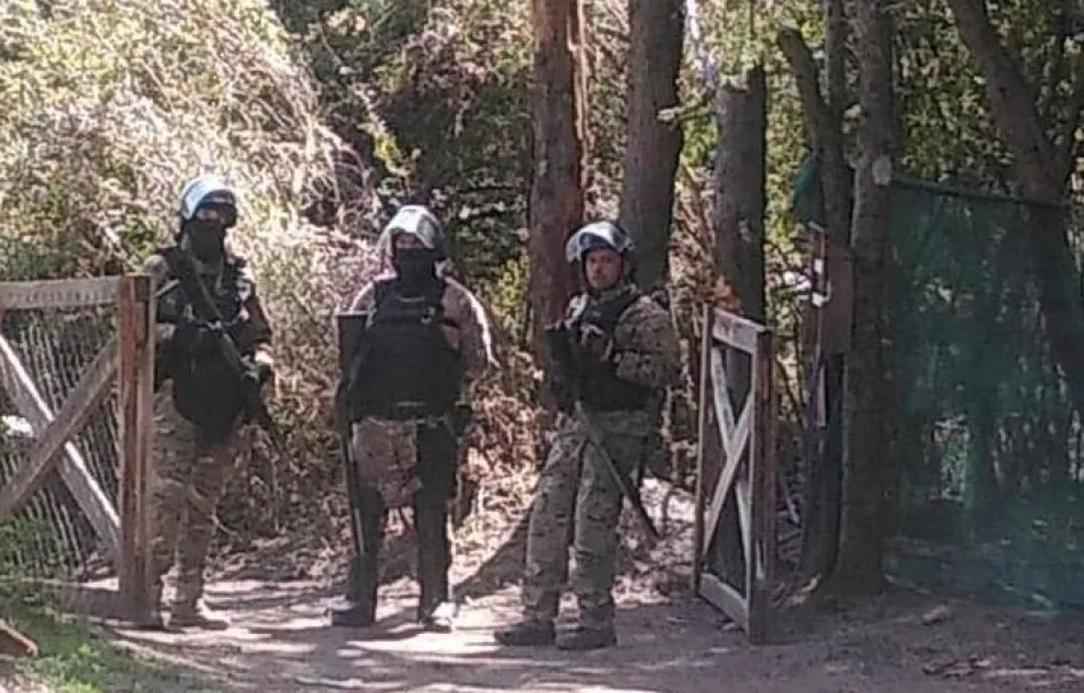 Allanaron viviendas de la Comunidad Paisil Antriao y secuestraron bidones, celulares y un vehículo