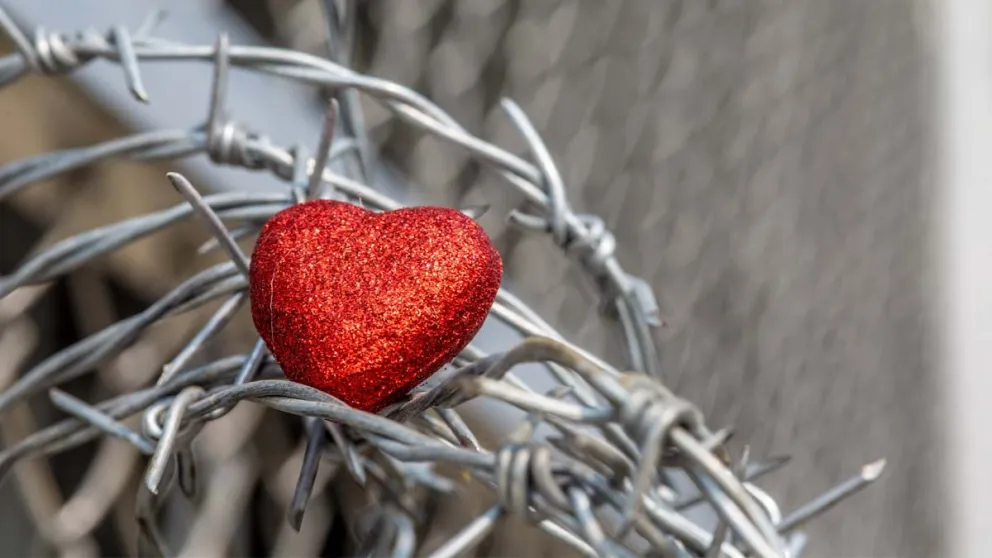 Estos son los signos del zodiaco más afines a tener un amor "prohibido" en octubre