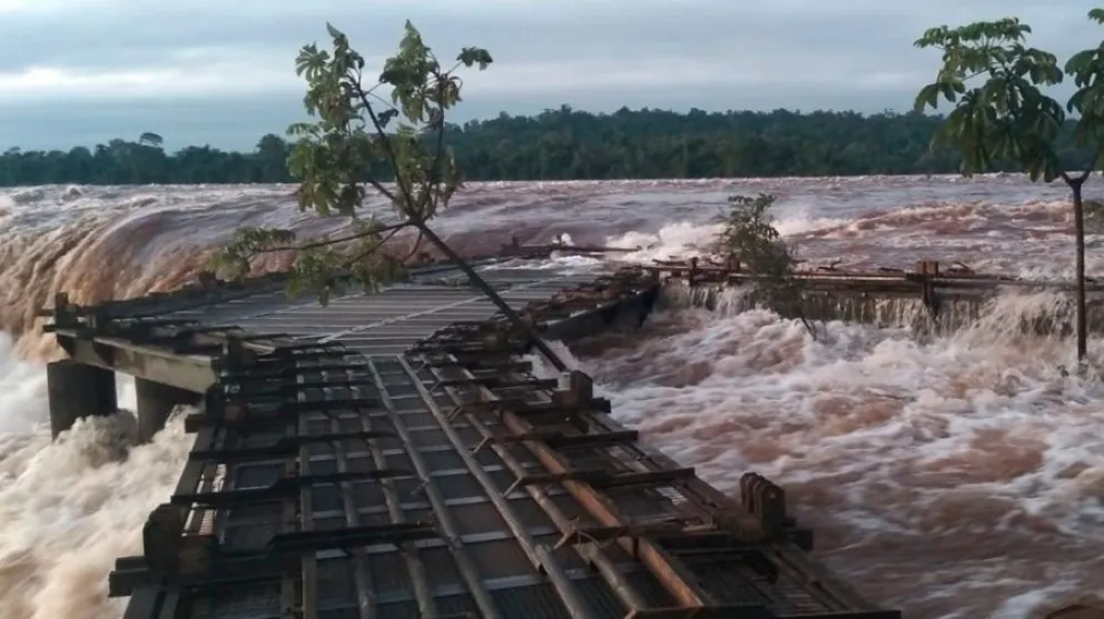 Cataratas del Iguazú: buscan a un hombre que se cayó de una pasarela 