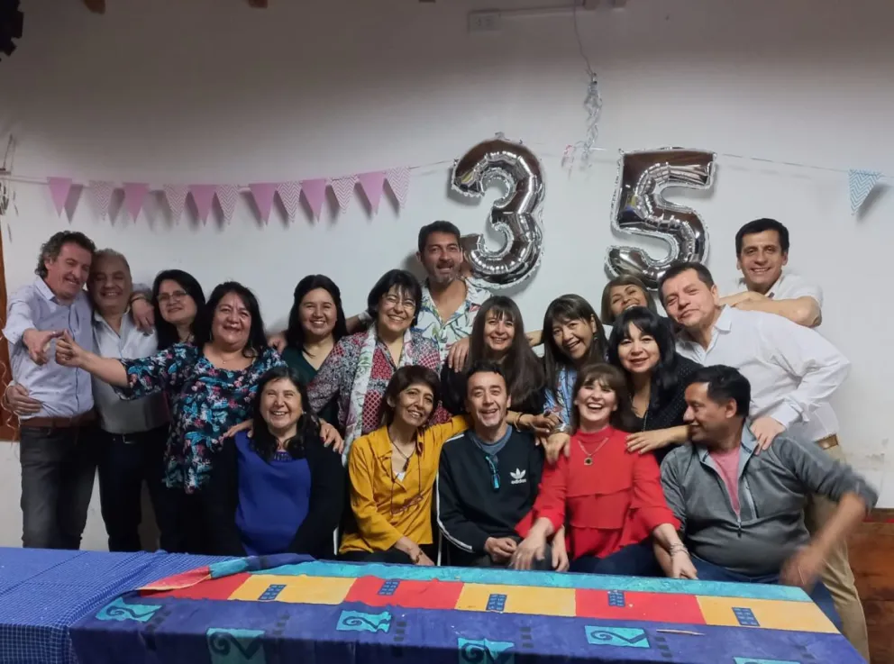Ex alumnos del Comercial 6 celebraron sus 35 años de egresados